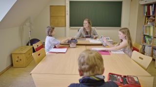 Stephanie Heinze unterrichtet Sorbisch an der Peitzer Mosaik-Grundschule.