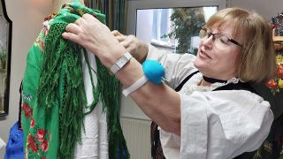Bei den Oderwenden: Schneiderin Cordula Bahro zeigt, wie eine Festtagstracht angezogen wird