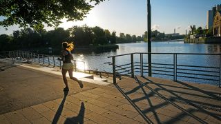 Frau joggt in Berlin-Spandau (Bild: imago images/Jürgen Ritter)