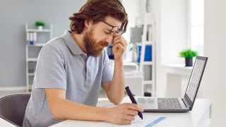Long Covid: Bild zeigt Mann mit Konzentrationsschwierigkeiten vor dem Laptop (Quelle: Colourbox)