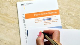 Infobroschüre über Patientenverfügung (Bild: imago/Paul von Stroheim)