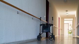 Rollstuhl auf Gang eines Pflegeheims (Bild: Colourbox)