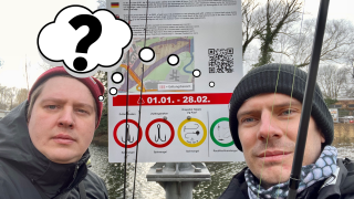 Eric(links) und Frieder stehen etwas verwirrt vor dem Hinweisschild an der Alten Fahrt in Potsdam(Bild: rbb/F.Rößler/M.Zachrau)