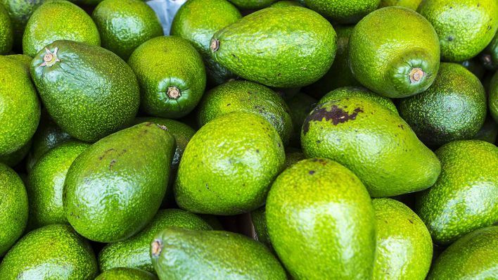 Viele grüne Avocados (Quelle: imago images/Manngold)