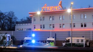 Polizeiwagen stehen am 13.04.16 vor dem Berliner Bordell Artemis. (Quelle: rbb / Friederike Steinberg)