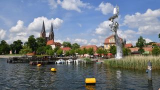 Die Skulptur mit dem Titel "Parzival am See", aufgenommen am 03.06.2016 in Neuruppin (Brandenburg) an der Seepromenade (Quelle: dpa)