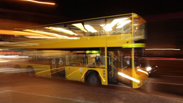 Ein Doppeldeckerbus der BVG fährt durch Berlin. (Quelle: imago/Ralph Peters)