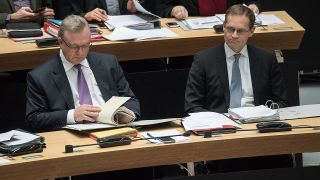Frank Henkel (CDU) (links) und Berlins Regierender Bürgermeister Michael Mueller (SPD) in einer Plenarsitzung (Quelle: imago / Christian Ditsch)