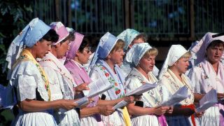 Frauen in sorbischer Festtagstracht singen am 01.05.200 bei einem Fest in Lübben (Quelle: imago/fototraube.de)