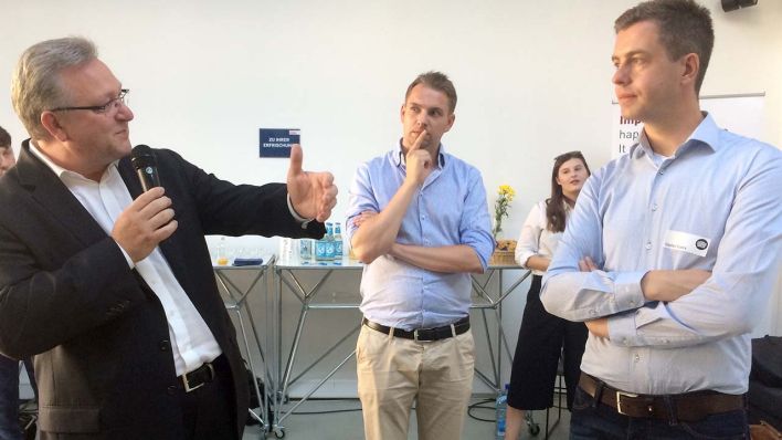 CDU-Chef Henkel eröffnet den Dialog. Mitte MdA Danny Freymark, rechts MdA Stefan Evers. (Quelle: Thorsten Gabriel/rbb)