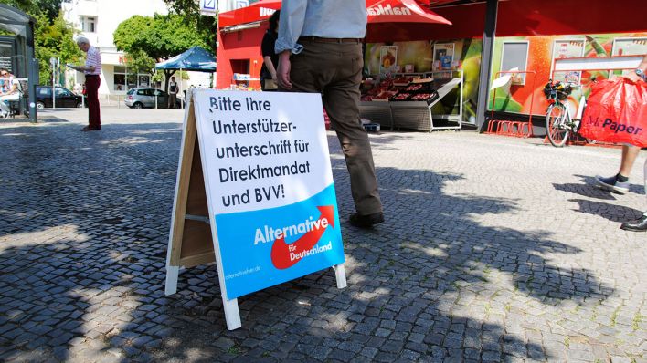 Ein AFD-Wahlplakat mit der Aufschrift: "Bitte Ihre Unterstützerunterschrift für Direktmandat und BVV!" (Quelle: rbb/Tina Friedrich)