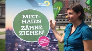 Antje Kapek, eine der vier Spitzenkandidaten der Grünen für die Berliner Abgeordnetenhauswahl, vor einem Wahlplakat. (Quelle: rbb / Nina Amin)