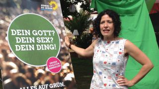 Bettina Jarasch, eine der vier Spitzenkandidaten der Grünen für die Berliner Abgeordnetenhauswahl, vor einem Wahlplakat. (Quelle: rbb / Nina Amin)