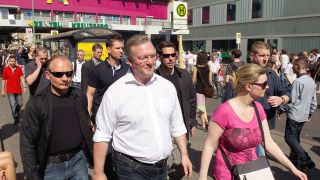 Berlins Innensenator Frank Henkel (CDU, M.) geht über den Kottbusser Platz in Berlin-Kreuzberg (Quelle: dpa/Soeren Stache)