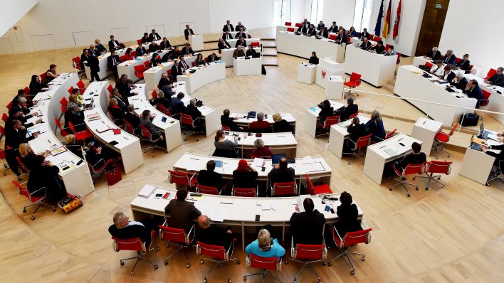 Die Parlamentarier sitzen bei der Landtagssitzung am 19.04.2016 in Potsdam (Brandenburg) im Saal. (Quelle: dpa | Bernd Settnik)