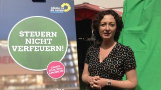 Ramona Pop, eine der vier Spitzenkandidaten der Grünen für die Berliner Abgeordnetenhauswahl, vor einem Wahlplakat. (Quelle: rbb / Nina Amin)