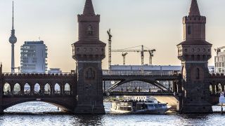 Die Oberbaumbrücke in Friedrichshain-Kreuzberg (Quelle: imago/Jochen Tack)