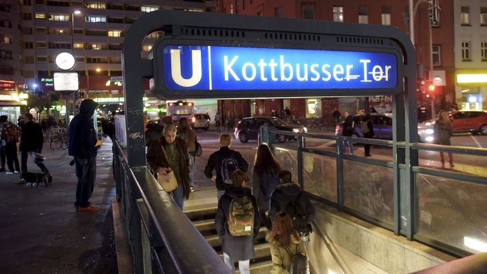 Passanten am U-Bahnhof Kottbusser Tor in Berlin (Quelle: imago/Ulli Winkler)