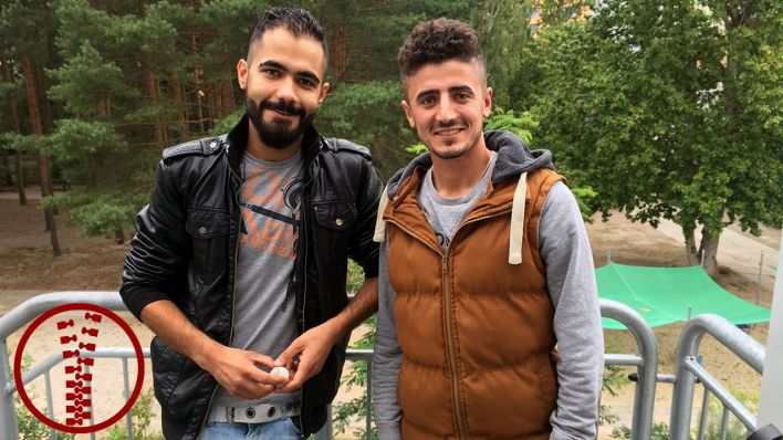 Die kurdischen Flüchtlinge Mohandad und Sharfan aus Syrien im Flüchtlingsheim "Allende 2" in Berlin-Köpenick (Quelle: rbb|24/Sebastian Schneider)