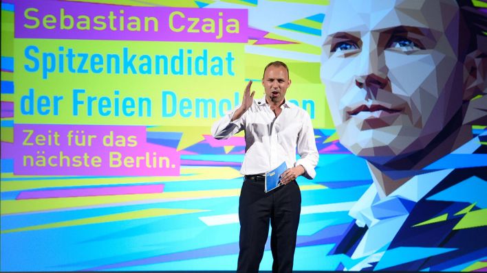 Der Spitzenkandidat der FDP Berlin zur Abgeordnetenhauswahl, Sebastian Czaja, spricht am 19.07.2016 beim Wahlkampfauftakt der FDP Berlin für die Wahl zum Abgeordnetenhaus am 18. September 2016 in der Bundeshauptstadt nach seiner Rede. (Quelle: Rainer Jensen/dpa)