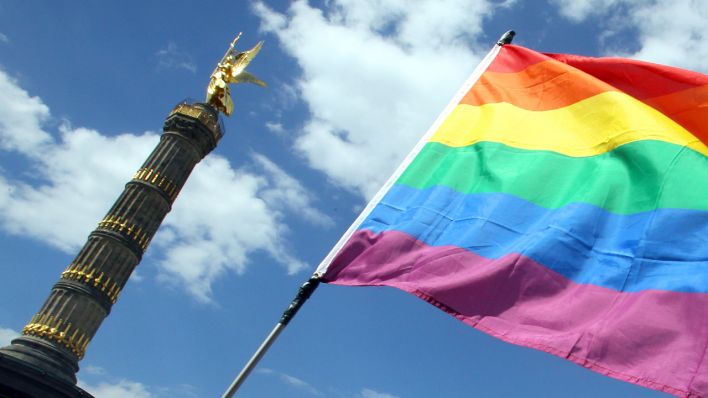 Die Regenbogenfahne weht vor der Siegessäule in Berlin (Quelle: dpa/Wolfgang Kumm)