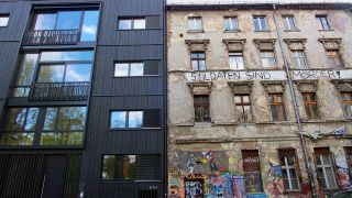 Neubau und altes besetztes Haus in der Kleine Rosenthaler Straße in Berlin. (Quelle: imago/Rolf Zöllner)