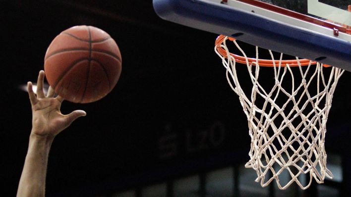 Symbolbild - Ein Basketballer wirft den Ball in den Korb (Quelle: imago/Manngold)
