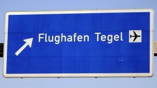Autbahnabfahrt zum Flughafen Tegel (Quelle: imago/Stefan Zeitz)