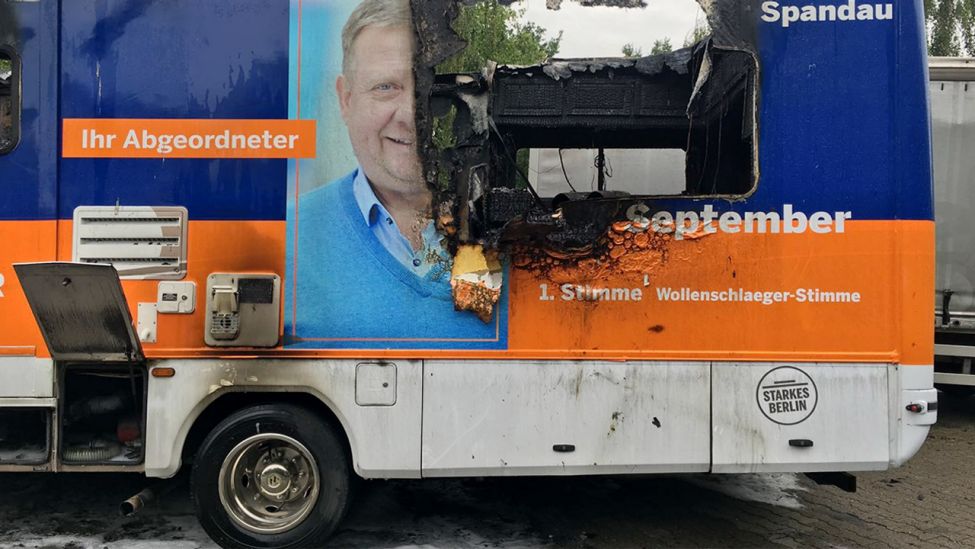 Abgebrannter CDU-Wahlkampf-Bus in Spandau (Quelle: rbb|24)
