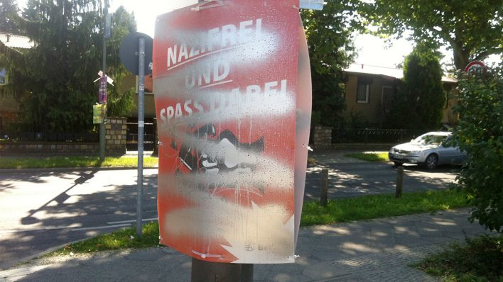 Beschmiertes Plakat am S-Bhf Karow "Nazifrei und Spaß dabei" (Quelle: rbb/Jan Menzel)