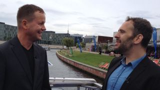 Linken-Politiker Klaus Lederer (links) gibt Reporter Florian Eckardt (rechts) am 04.08.2016 ein Sommerinterview. (Quelle: rbb/Dorit Knieling)