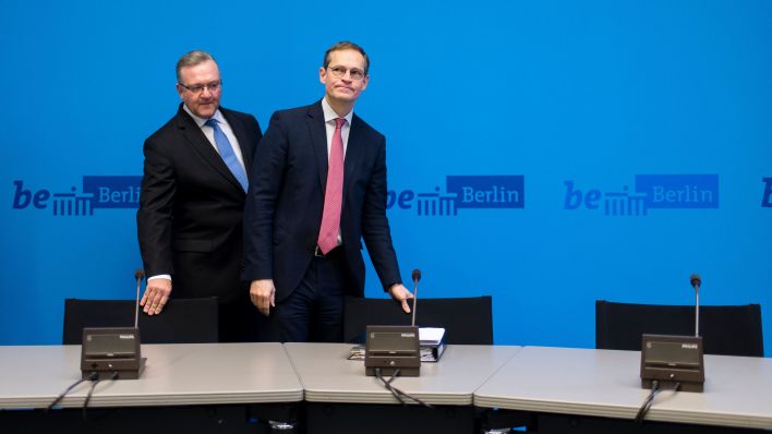 ARCHIV - Berlins Innensenator Frank Henkel (CDU - l) und der Regierende Bürgermeister Michael Müller (SPD) kommen am 14.01.2016 in Berlin uzr gemeinsamen Pressekonferenz. (Quelle: dpa/Gregor Fischer)