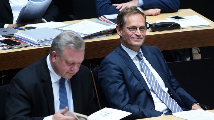 Innensenator Frank Henkel (CDU, links) und der Regierende Bürgermeister Michael Müller (SPD) bei der letzten Sitzung des Berliner Abgordnetenhauses vor der Wahl (Quelle: dpa Britta Pedersen)