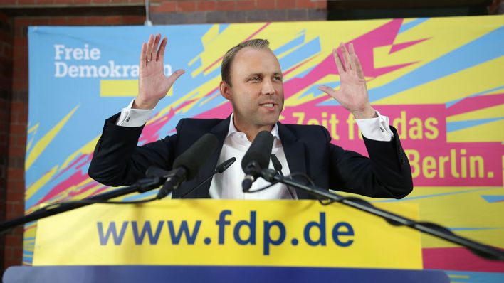 Sebastian Czaja, jubelt am 18.09.2016 bei der Wahlparty Bekanntgabe der ersten Ergebnisse. (Quelle:dpa/Jörg Carstensen)