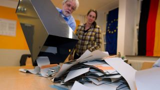 Wahlhelfer leeren am 18.09.2016 in einem Wahllokal in Berlin eine Wahlurne. (Quelle:dpa/Monika Skolimowska)