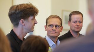 Klaus Lederer (Die Linke), Michael Müller (SPD) und Daniel Wesener (Grüne) geben nach einem Sondierungsgespräch am 26.09.2016 im Roten Rathaus in Berlin ein Statement ab (Quelle: dpa/Jörg Carstensen)