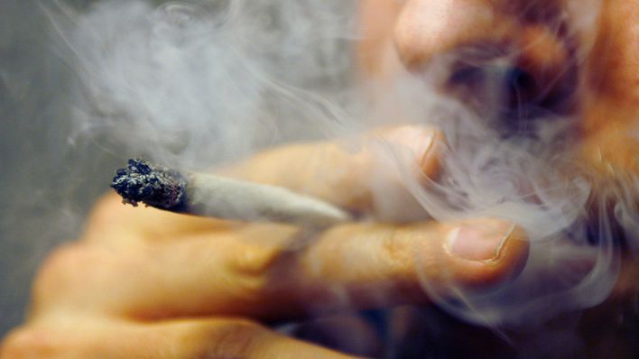 Ein Mann raucht einen Joint mit Marihuana (Symbolbild) (Quelle: Daniel Karmann/dpa)