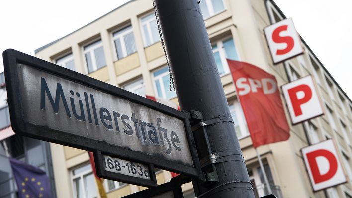 Eine SPD-Flagge weht am 29.09.2016 während der Sitzung des Berliner Landesvorstand der Sozialdemokratischen Partei Deutschlands (SPD) an der Parteizentrale in der Müllerstraße in Berlin-Wedding (Quelle: dpa/Bernd von Jutrczenka)
