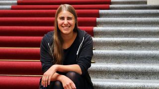 June Tomiak (19), Bündnis 90/Grüne, zieht nach der Wahl in Berlin als jüngste Abgeordnete in Parlament (Quelle: imago/Sabine Gudath)