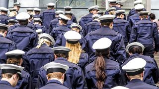 Kommissaranwärterinnen und Kommissaranwärter der Polizei gehen in die Kölner Lanxess-Arena zu ihrer Vereidigung. (Quelle: imago/Jochen Tack)