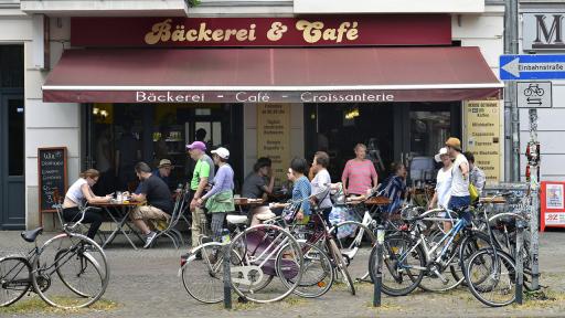Symbolbild: Straßenszene um ein Café in Berlin (Quelle: imago/Schöning)