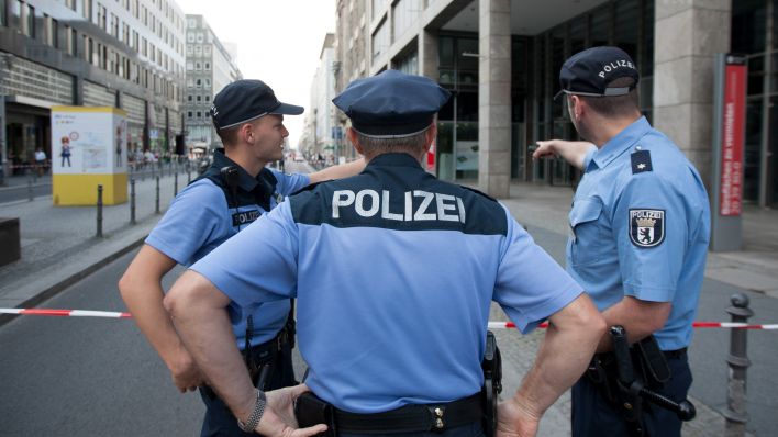 Polizeibeamte stehen auf der abgesperrten Friedrichstraße in Berlin. (Quelle: dpa / Marcel Kusch)