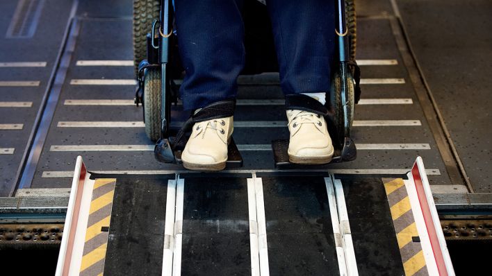 Ein Rollstuhlfahrer fährt mit ihrem Rollstuhl aus einem Regionalzug (Quelle: dpa/Arno Burgi)