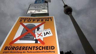 An einem Laternenmast in Berlin-Mitte hängt ein Plakat "Parkraumwucher Stoppen!" vom Bürgerentscheid gegen Ausweitung der Parkraumbewirtschaftung 2008 (Quelle: dpa / Arno Burgi)