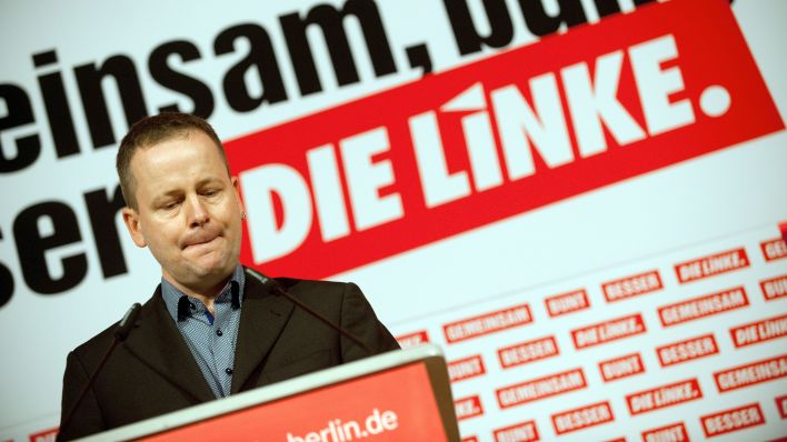 Der Landesvorsitzende der Berliner Partei Die Linke, Klaus Lederer, spricht am 11.03.2016 in Berlin bei einem Parteitag (Quelle: dpa/Klaus-Dietmar Gabbert)