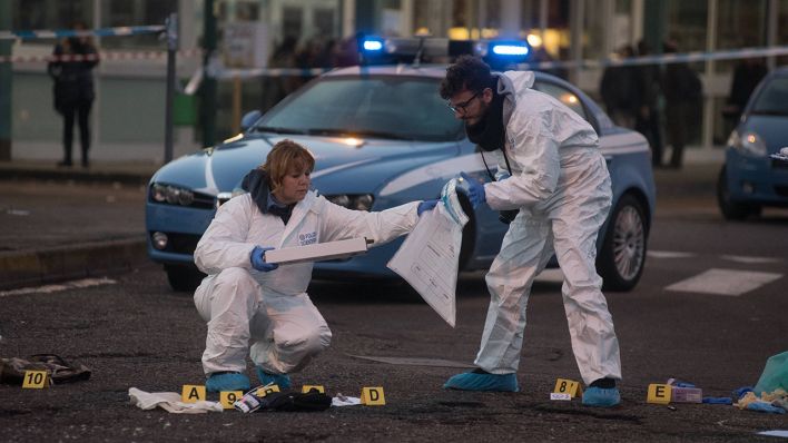 Italienische Kriminaltechniker sichern die Spuren nach dem Tod von Anis Amri bei Mailand (Quelle: imago/Sergio Pontoriero/IPA)
