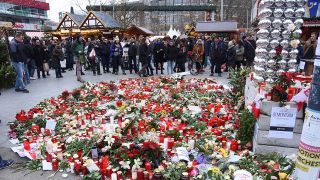 Kerzen und Blumen erinnern auf dem Berliner Breitscheidplatz an die Opfer des Terroranschlags vom 19.12.2016. (Quelle: imago/Gartner)