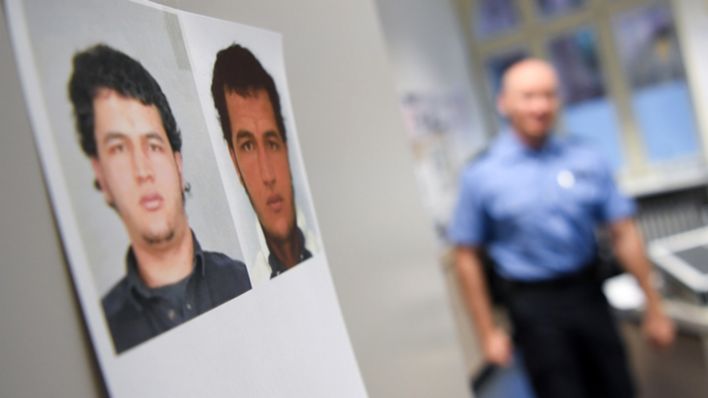 Fahndungsfotos von Anis Amri in einer Polizeiwache (Quelle: dpa/Arne Dedert)