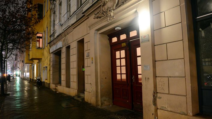 Der Hauseingang zu den Räumen des Moschee-Vereins in Berlin-Moabit, in denen sich der Terrorverdächtige Amri aufhielt (Quelle: dpa/Maurizio Gambarini)