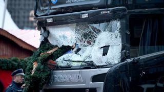 Völlig zerstört ist die Front eines LKW, mit dem ein Attentäter am 19.12.2016 auf den Berliner Weihnachtsmarkt an der Gedächtniskirche fuhr. (Quelle: dpa/Britta Pedersen)